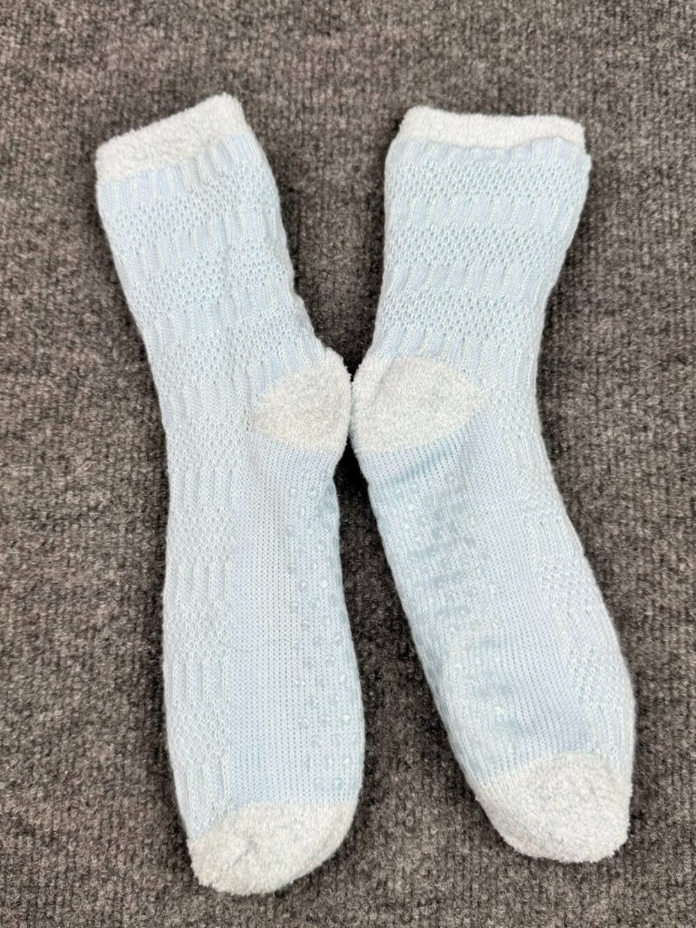 Earth Therapeutics Women OS Aloe Infused Fuzzy Slipper Socks Light Blue Grippers